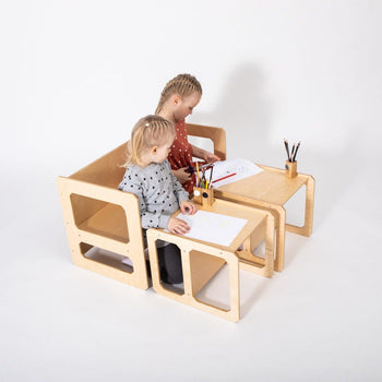 Twee kinderen tekenen aan naturel Multifunctionele Montessori Speeltafel met Twee Stoelen.