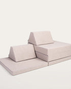 Monboxy Montessori speelbank in gebalanceerde opstelling op witte achtergrond – toont stabiliteit en creatief gebruik.