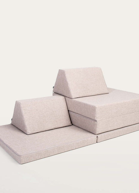 Monboxy Montessori speelbank in gebalanceerde opstelling op witte achtergrond – toont stabiliteit en creatief gebruik.