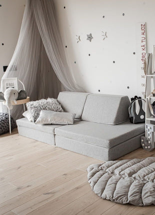 Beige Monboxy Montessori speelbank in een rustgevende, neutrale speelkamer – past in diverse interieurstijlen.