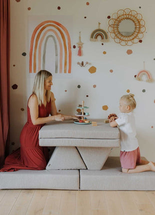 Volwassene en kind gebruiken de Monboxy Montessori speelbank als speeltafel – bevordert samen leren en ontdekken.