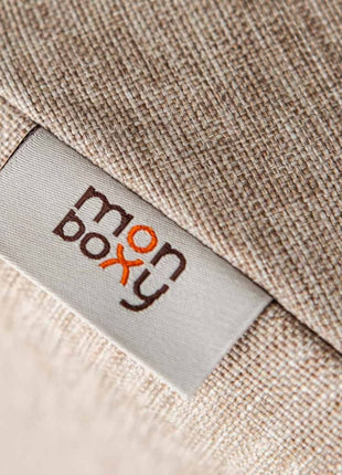Detailfoto van Monboxy-label op beige Montessori speelbank – benadrukt merkidentiteit en textielkwaliteit.