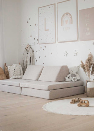 Monboxy Montessori speelbank in een sfeervolle speelhoek met knuffelbeer – uitnodigend en kindvriendelijk ingericht.