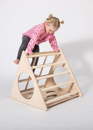 Kind klimt omhoog op de Berkenhouten Montessori Klimdriehoek richting de top van het klimrek.