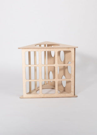 Berkenhouten Montessori Klimdriehoek liggend op zijde met zicht op drie speelvlakken en ronde openingen.