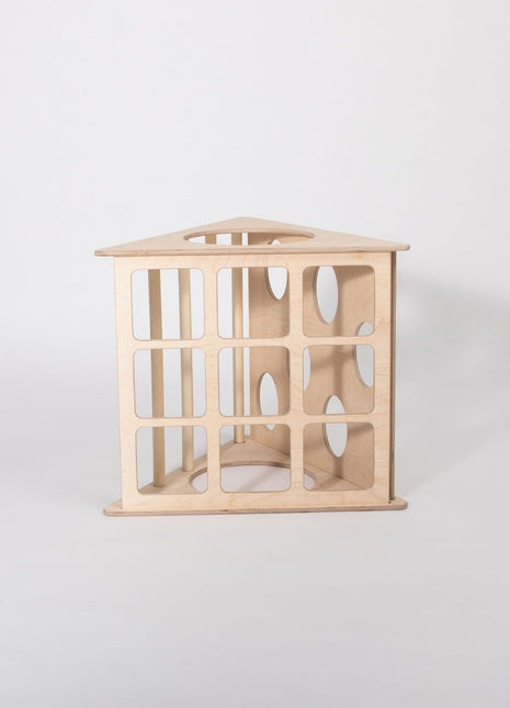 Berkenhouten Montessori Klimdriehoek liggend op zijde met zicht op drie speelvlakken en ronde openingen.