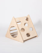 Berkenhouten Montessori Klimdriehoek met klimgaten op een witte achtergrond