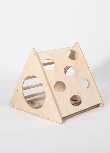 Berkenhouten Montessori Klimdriehoek met klimgaten op een witte achtergrond