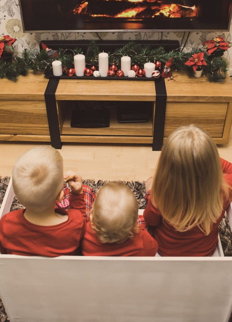 Compacte Montessori Speeltafel met Stoel gebruikt als bankje waarop drie kinderen zitten.