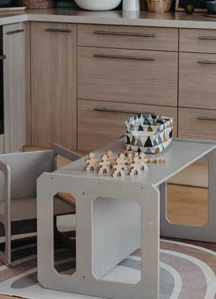 Compacte Montessori Speeltafel met Stoel in grijs met houten speelgoed op tafel.