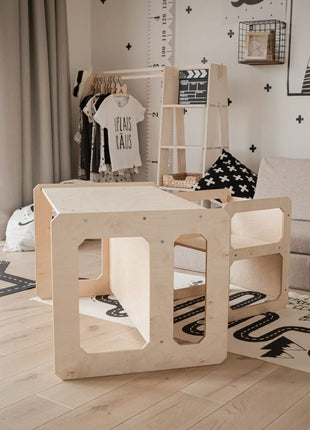 Compacte Montessori Speeltafel met Stoel gebruikt als bankje waarop drie kinderen zitten.