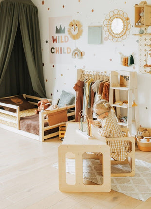 Compacte Montessori Speeltafel met Stoel waarop meisje speelt met kralenframe aan tafel.