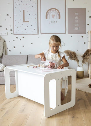 Compacte Montessori Speeltafel met Stoel waarop meisje met klei speelt aan witte tafel.