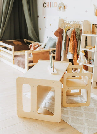 Compacte Montessori Speeltafel met Stoel als speelopstelling met kralenframe in kamer.