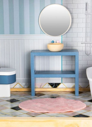 Crystal Houten Poppenhuis met LED-verlichting, close-up van de badkamer met bad, toilet en wastafel.