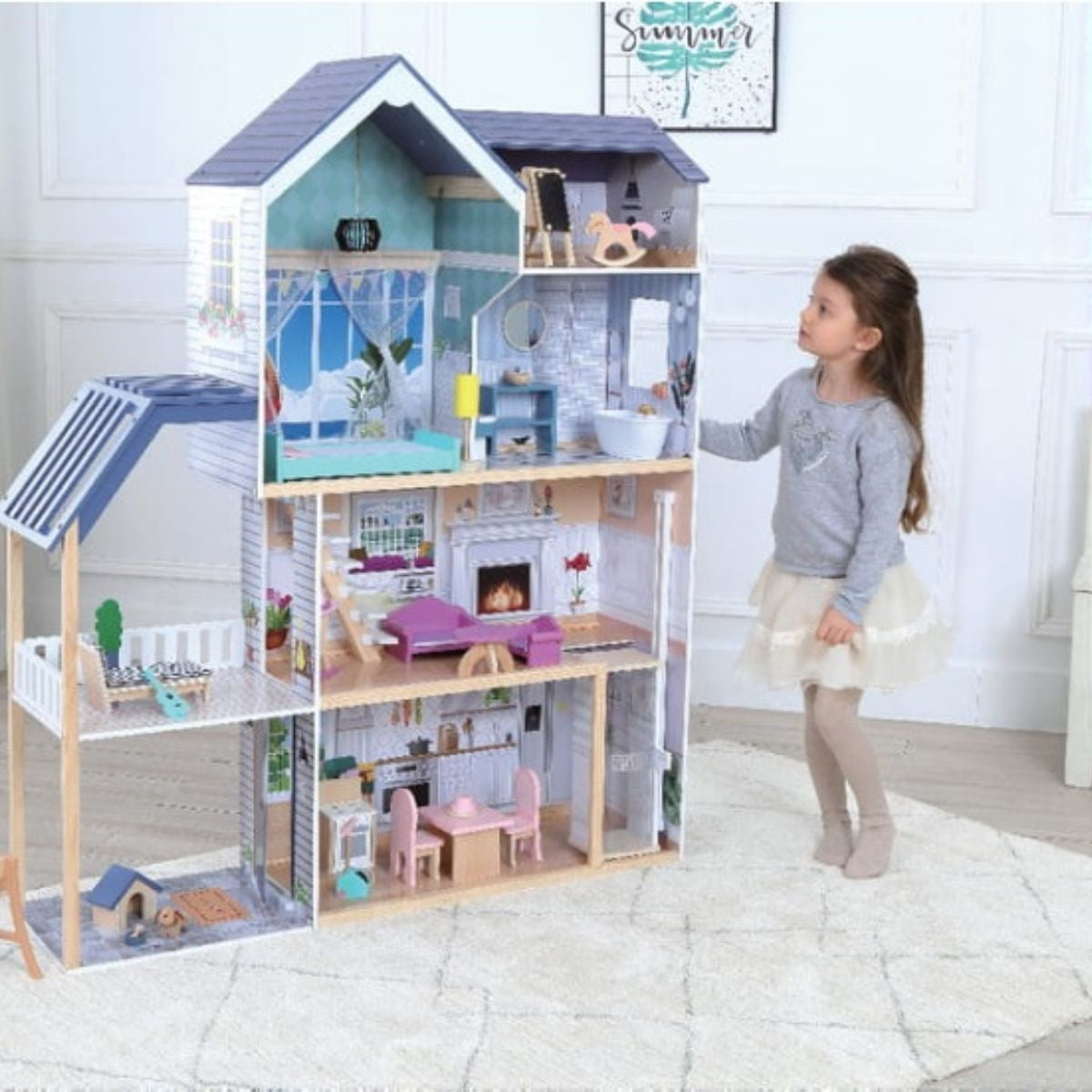 Crystal Houten Poppenhuis met LED-verlichting, kind speelt ernaast in een lichte speelkamer.