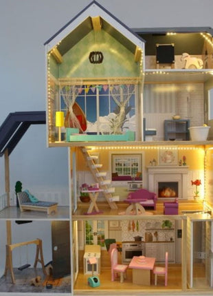 Crystal Houten Poppenhuis met LED-verlichting, zichtbaar verlicht in donkere omgeving met volledige inrichting.