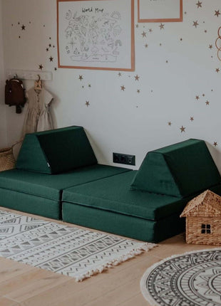 De Monboxy Montessori speelbank in diepgroen is hier omgevormd tot bank met rugsteunen – multifunctioneel comfort voor kinderen.