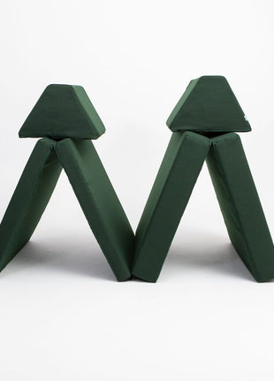 Twee tentvormige opstellingen van de Monboxy Montessori speelbank met trapkussens – perfect voor avontuurlijk spel.