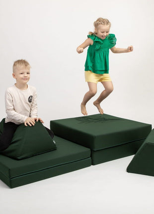 Twee kinderen spelen actief op de diepgroene Monboxy Montessori speelbank – een kindvriendelijk speelmeubel dat beweging stimuleert.