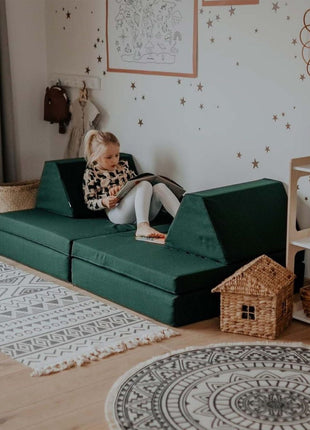 Kind leest in een speelse opstelling van de Monboxy Montessori speelbank – ideaal voor kinderen die rust en fantasie combineren.