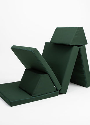 Monboxy Montessori speelbank opgebouwd tot tentvorm met trapkussens – nodigt uit tot zelfstandig en fantasierijk spel.