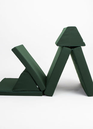 Zijaanzicht van een creatieve speelconstructie met de Monboxy Montessori speelbank – ontworpen voor actieve kinderen.