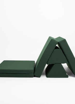 Speeltunnel van de Monboxy Montessori speelbank met driehoekige rugkussens.