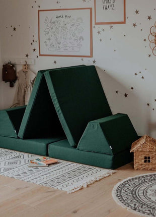 Tentvormige opstelling van de Monboxy Montessori speelbank in sfeervolle kinderkamer – geschikt voor alle leeftijden.