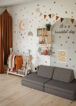 Donkerbruine Montessori speelbank in bankopstelling, geplaatst in een ingerichte kinderkamer – ideaal voor rust en lezen.