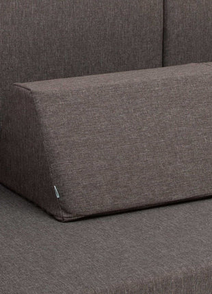 Detailweergave van een driehoekig rugkussen van de Monboxy Montessori speelbank – toont de stevige, kindvriendelijke afwerking.