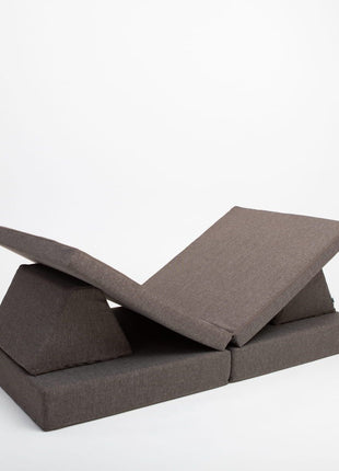 Donkerbruine Monboxy Montessori speelbank in hellende constructie op witte achtergrond – stimuleert motorische ontwikkeling