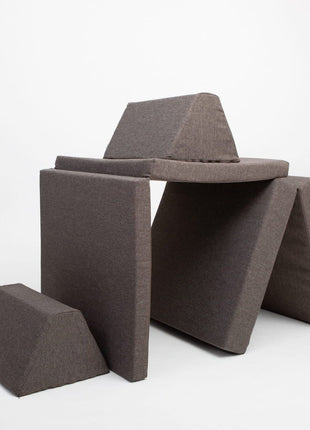 Monboxy Montessori speelbank opgebouwd als speelhut met stevig dak en rugsteun – ideaal voor fantasierijk spel.