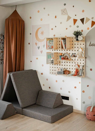 Donkerbruine Montessori speelbank opgebouwd tot tentvorm in een gezellige speelhoek – ideaal voor zelfstandig spel.