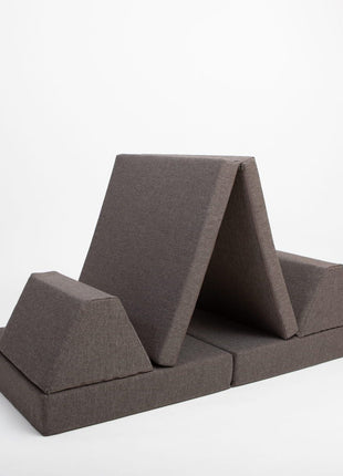 Donkerbruine Montessori speelbank in tentvorm zonder kinderen – geschikt voor productvisualisatie.