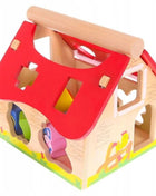 Gerardo’s Toys Houten Boerderijtje met rood dak en zichtbare vormenopeningen en dierfiguren.