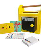 Gerardo’s Toys houten brievenbus met geopende deur, krijtjes, brief en ansichtkaarten.