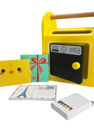 Gerardo’s Toys houten brievenbus met geopende deur, krijtjes, brief en ansichtkaarten.