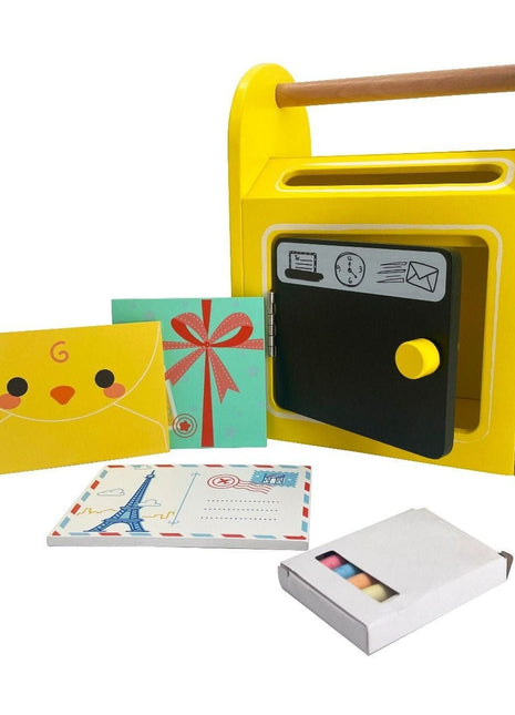 Gerardo’s Toys houten brievenbus met geopende deur, krijtjes, brief en ansichtkaarten.