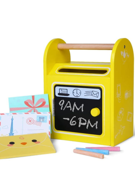 Gerardo’s Toys houten brievenbus in geel met krijtjes en poststukken.