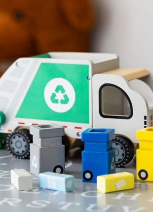Gerardo’s Toys Houten Recyclingwagen met containers en afvalblokken opgesteld op speeltafel.