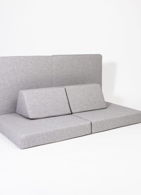 Lage zitopstelling van de Monboxy Montessori speelbank met rugkussens – ombouwbaar van chillhoek tot speelplek.