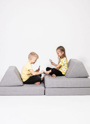 Twee kinderen spelen een kaartspel op de Monboxy Montessori speelbank – multifunctionele speelhoek voor sociaal spel.