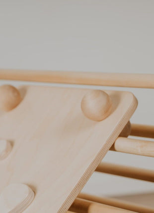 Detail van hellingbaan voor Pikler naturel met ronde houten bevestiging aan bovenkant