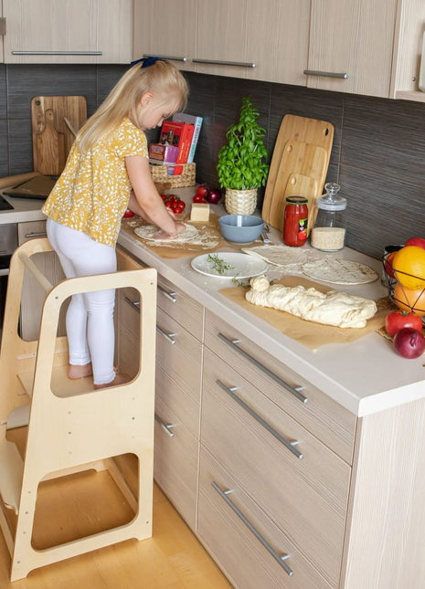 Keukenhulp Toren met kind dat deeg voorbereidt op aanrecht.