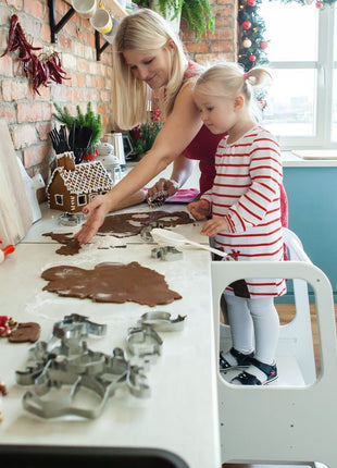 Keukenhulp Toren met kind en volwassene die koekjes uitsteken op aanrecht.