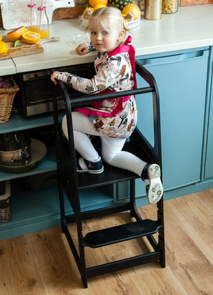 Zwarte Keukenhulp Toren met kind dat op klimt bij aanrecht.