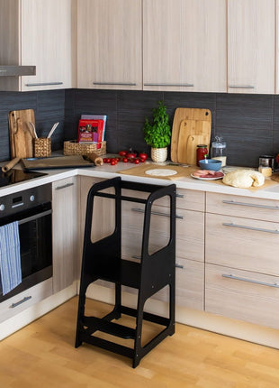 Zwarte Keukenhulp Toren staat leeg naast aanrecht met bakspullen.