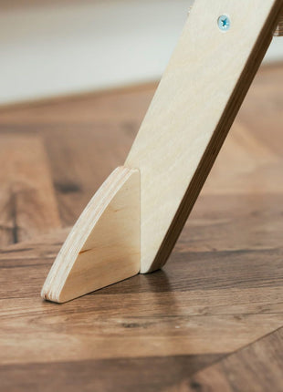 Detail van naturel Step’n Fold keukentoren met houten steunpoot op vloer