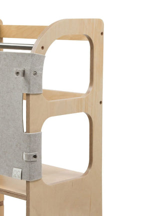Bevestiging van veiligheidsnet aan keukentoren met bandjes en houten frame zichtbaar